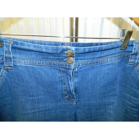 Charter Club Womens Blue Denim Capri Jeans Size 16W Classic Fit Button Accents - Picture 4 of 10